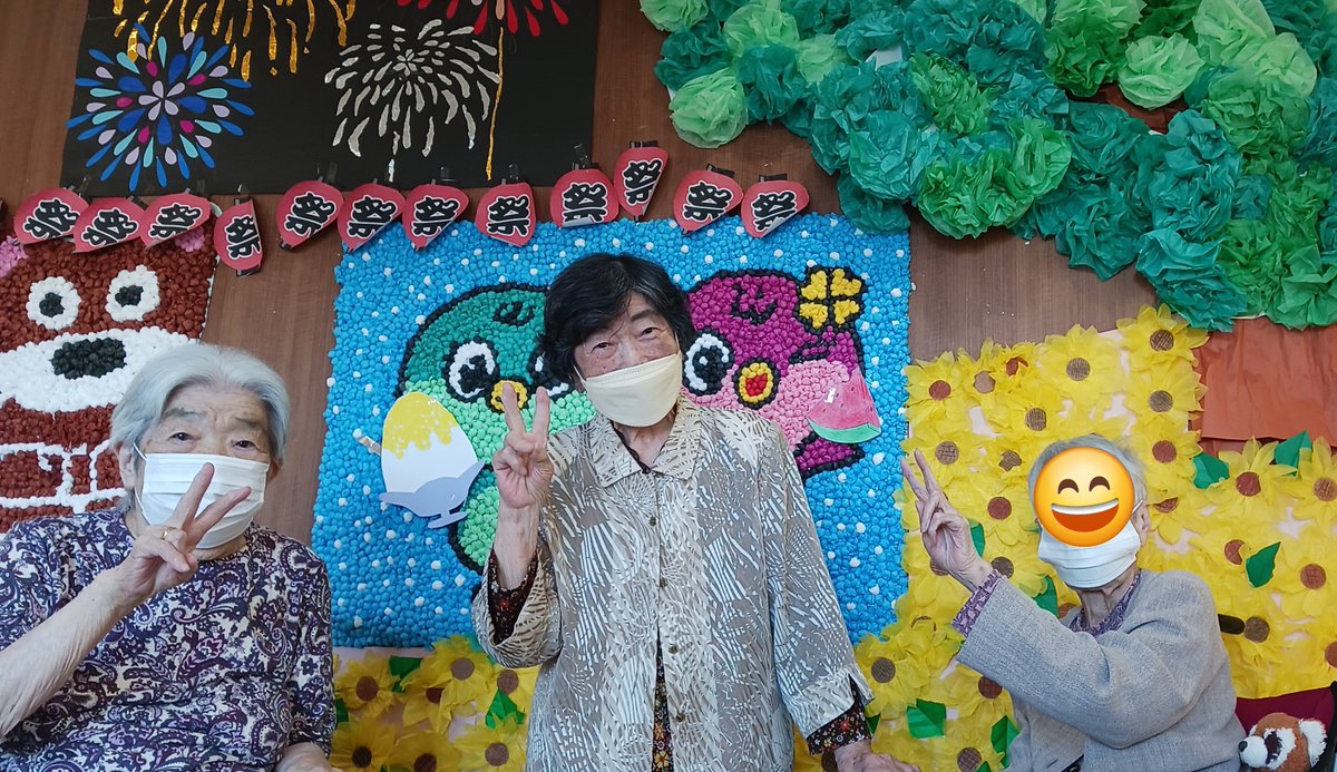 houfu1765's tweet photo. ひまわり畑の前でパチリ📸
皆さんひまわりの様な素敵な笑顔♬
😄😄😄
ひまわりはお花紙で作られていますが、本物と見間違うほどの出来です😳

#ケアライフ　#ベストライフ
#壁面制作　#ひまわり畑
#われら仲良し３人組 https://t.co/6FFXqzyfPm
