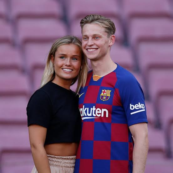 TouchlineX's tweet photo. 🚨💣 𝐄𝐗𝐂𝐋𝐔𝐒𝐈𝐕𝐄: No matter which clubs show interest in Frenkie de Jong, his desire is to STAY at Barcelona.

It’s not just about football. Frenkie loves his life in Barcelona, the weather, the environment and the culture. He and his family feel completely settled in the city.

The player would ideally like to stay at Barça for the rest of his career and RETIRE in Barcelona.