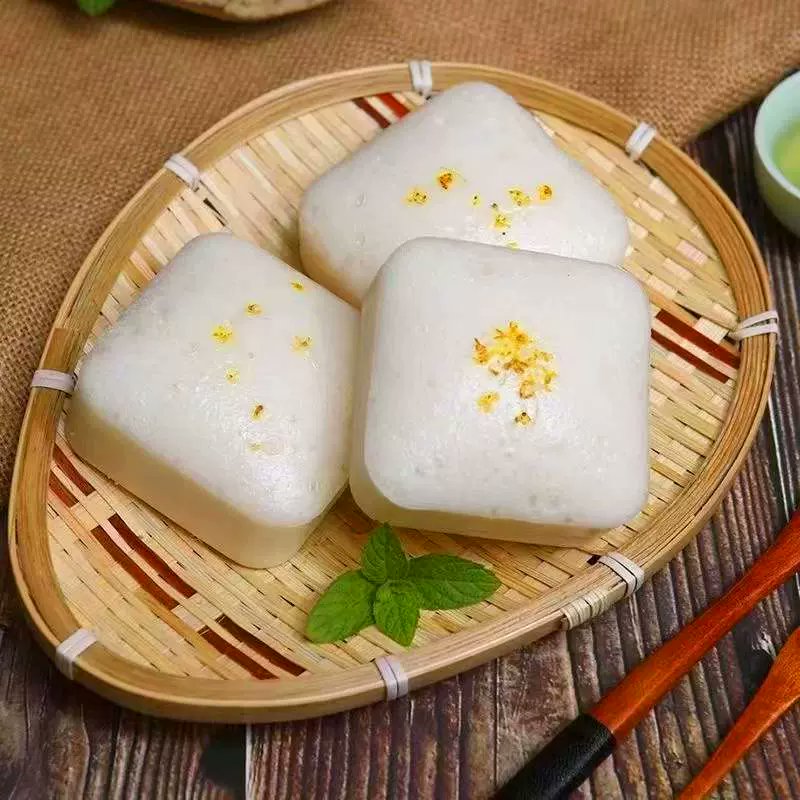 dikaanjar2's tweet photo. Late night cravings hit – warm osmanthus glutinous rice cake on a wooden tray, the faint steam curling up under the streetlamp’s glow. Perfect quiet comfort for this sleepy hour. https://t.co/4QiFvsfSNB