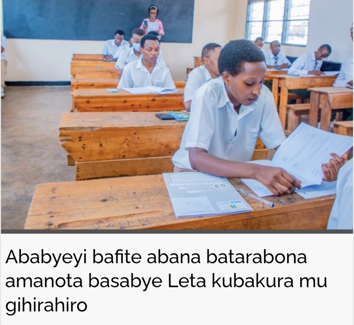 HAKUZWUMUREMYI's tweet photo. Bamwe mu babyeyi bafite abana bakoze ibizamini bya Leta bari mu gihirahiro, nyuma y’uko amanota y’abana babo atari yatangazwa bakibaza amaherezo yabyo.

Tariki ya 20 Kanama 2026 ni bwo amanota y’ibizamini bya Leta bisoza amashuri abanza ndetse n’ibisoza icyiciro rusange yatangajwe. Hari ababyeyi bamwe bakomeje kugerageza ngo barebe uko abana babo bitwaye, ntibikunde bakagira ngo ni uruhurirane rw’abantu benshi bari bari gukoresha urubuga rureberwaho amanota.

Icyo kibazo cyarakomeje kugeza na n’ubu, aho bamwe bisanze ibigo abana babo bigagaho amanota atarasohotse. Ni ikibazo kiri kigaragara ku bigo by’amashuri byo mu Karere ka Kirehe, Rubavu n’ahandi hatandukanye.

Habumugisha Vincent ufite umwana wigaga ku Kigo cyitwa Umubano I giherereye mu Murenge wa Gisenyi mu Karere ka Rubavu, yavuze ko kuva amanota yasohoka bagerageje inshuro nyinshi kureba amanota y’umwana wabo ariko ko na n’ubu atari yaboneka. Yavuze ko ari ibintu bibahangayikishije cyane.

Habumugisha yavuze ko ibibazo byaba byarabaye bumva byo gukopera nta ruhare babigizemo ku buryo abana babo bakomeza kubihanirwa, agasaba Minisiteri y’Uburezi kubafasha abana bagahabwa amanota cyangwa se ibindi bizami bituma bakomeza amashuri, aho gukomeza kuba mu gihirahiro.

Undi mubyeyi wo mu Karere ka Kirehe mu Murenge wa Kirehe ariko utifuje ko amazina ye akoreshwa, yavuze ko mu Karere ka Kirehe hari ibigo byinshi amanota atari yabasha kuboneka. Iyo ngo bakurikiranye babwirwa ko amashuri bigishirizaho akekwaho gukopera ibizamini bya Leta ariko ko nta muyobozi bwite urabibabwira.

Uyu mubyeyi yavuze ko abana babo abenshi babaye inkumi n’abasore kuko badindijwe na Covid-19 umwaka wose, bagasaba ko batakongera kudindizwa undi mwaka nyamara nta ruhare babigizemo. Yasabye ko ababigizemo uruhare babihanirwa ariko abana bagahabwa amanota bagakomeza kwiga.

Umuyobozi Mukuru ushinzwe Itumanaho muri Minisiteri y’Uburezi, Hashakineza Jean Claude, yatangaje ko hakiri gukorwa isuzuma n’iperereza ku mashuri amwe n’amwe akekwaho gukopera.

Yagize ati “Amanota y’amashuri yose yashyizwe hanze. Ukoresha code igisubizo ahabwa kikerekana ko hakekwa gukopera, haracyari isuzuma n’iperereza. Isuzuma n’iperereza nirirangira tuzababwira.’’

Bivugwa ko hari amashuri yakopeye ibizamini bya Leta ari na yo mpamvu amanota y’abanyeshuri bahigaga atari yashyirwa hanze. Akarere ka Kirehe kavugwamo ibigo byinshi byakopeye ni ko kabaye aka mbere mu bizamini bya Leta yaba mu mashuri abanza ndetse no mu cyiciro rusange.

Ni ku nshuro ya kabiri kandi kabaye aka mbere kikurikiranya kuko n’umwaka ushize kari kabaye aka mbere ndetse kanikiriye utundi turere mu manota.

Komereza aha: https://t.co/Uj28WLz2uy