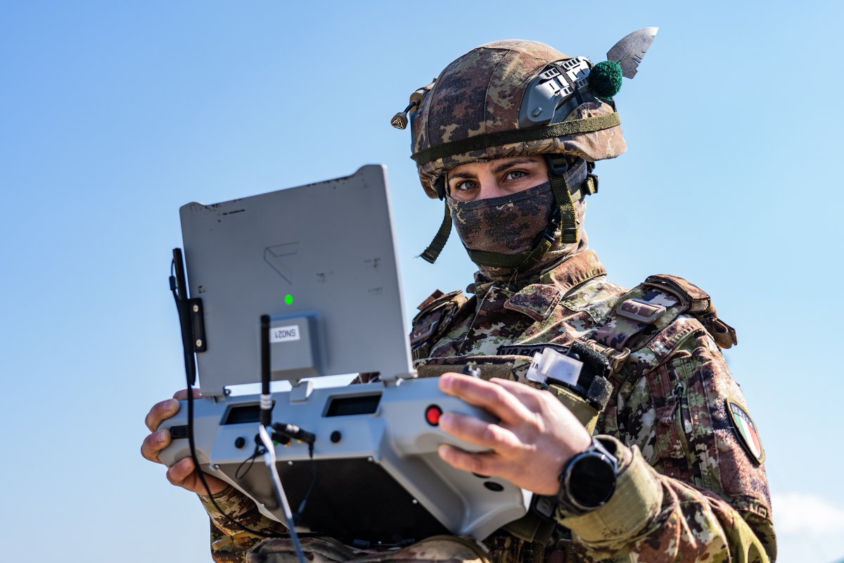 Esercito's tweet photo. #Competenza, formazione e dedizione degli specialisti dell'#EsercitoItaliano per una sorveglianza aerea precisa e tempestiva.

#Innovare non significa solo introdurre nuove tecnologie, ma costruire una Forza Armata capace di anticipare le sfide operative, integrare strumenti e procedure e valorizzare il #talento di ciascun militare per un Esercito più #dinamico e proiettato al futuro.