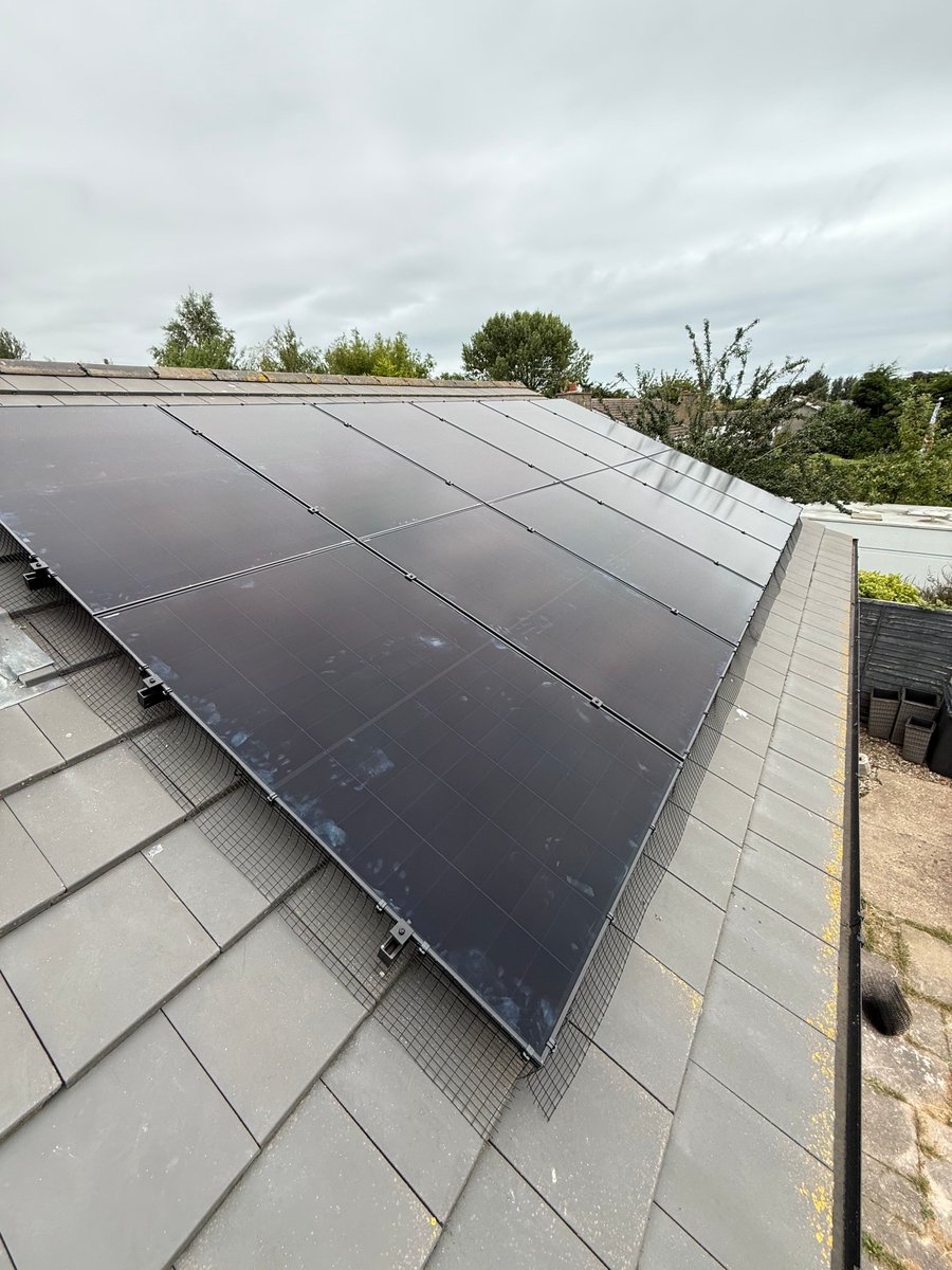 FPSolar1's tweet photo. When aesthetics, meet performance! 😍

☀️ 34 x Aiko 475w all Black panels
🔋 Tesla Powerwall 3 
⚡️ 2 × Tesla Powerwall 3 expansion packs
⚡ Tesla Backup Gateway 
🐦 Bird Protection

Are you looking to maximise your roof space? Get in touch with us today:
📞 01777 712 647 https://t.co/W1pI8yPCVu