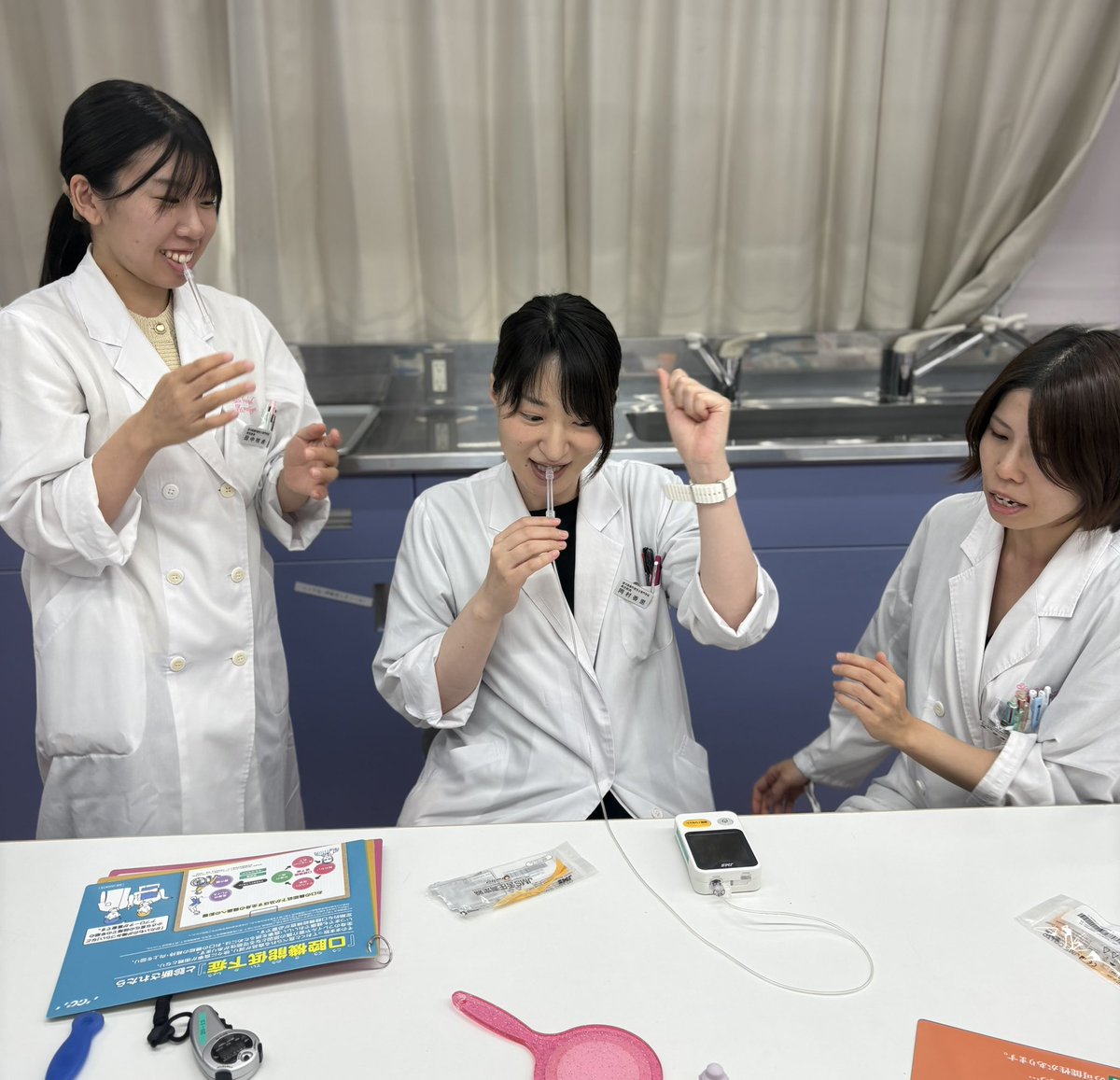 sdtc1976's tweet photo. 新大阪歯科衛生士専門学校と合同で
教職員研修を行いました📖

より質の��い授業を届けるための
生成AIの学習会や、
株式会社GCの方をお招きし、
口腔機能に関する知識を学びましたよ👄✨

#歯科技工士 #歯科衛生士 #専門学校 https://t.co/hDLeYc2UCC