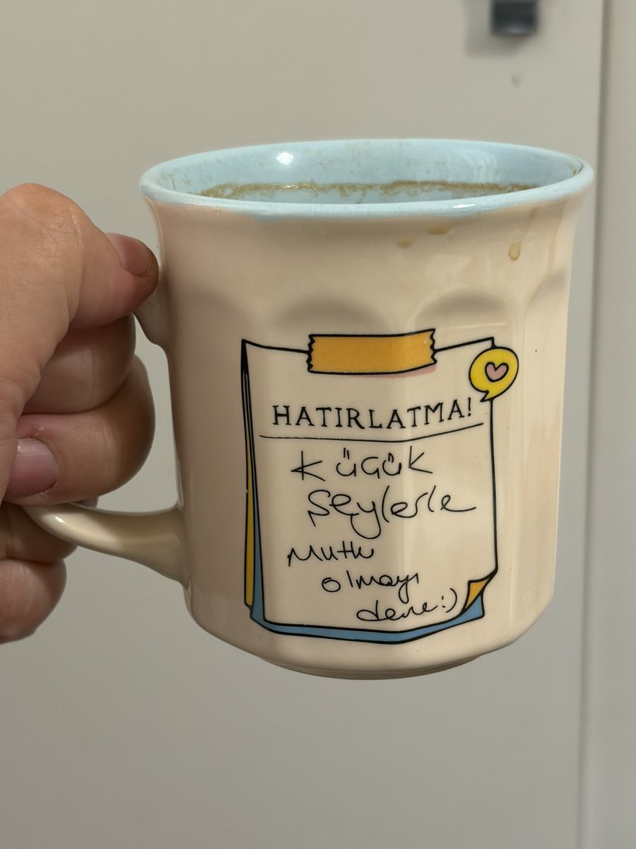 piniderler's tweet photo. Günaydınnn günays güno günoşşş her neyse aman kupamın güzelliğine bakın #günenot❤️🐥 https://t.co/wJovYCecbB
