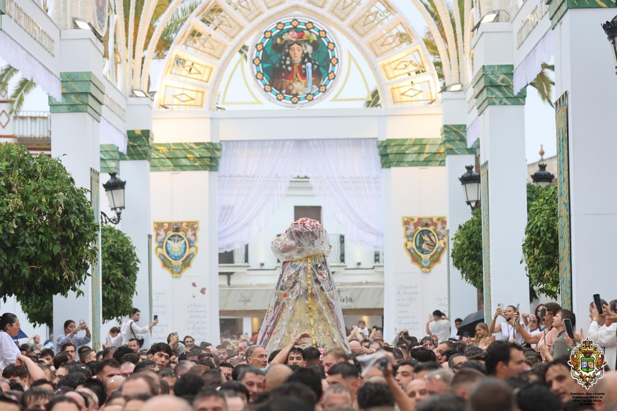 hdadmatrizrocio's tweet photo. Almonte abre sus puertas. Durante los próximos meses serán muchos los rocieros, peregrinos y visitantes que vendrán a encontrarse con la Virgen, a conocer nuestro pueblo y, en este Año Jubilar, a alcanzar también la gracia del Jubileo.

Vivimos ya un tiempo alegre junto a la Virgen y sabemos que también lo compartiremos con quienes llegan. Seamos acogedores, cercanos y generosos, como siempre ha sabido ser Almonte con quienes vienen a encontrarse con Ella.

En este sentido, queremos agradecer a todos los almonteños su implicación y particularmente al Ayuntamiento de Almonte y todos sus trabajadores, por el trabajo y la colaboración para preparar nuestro pueblo y reforzar los servicios necesarios para atender a cuantos nos visitarán durante estos meses.

Porque Almonte siempre ha sabido compartir con el mundo lo que más quiere, su Patrona, la Virgen del Rocío.

#RocíoJubilar #MatrizDeAlmonte