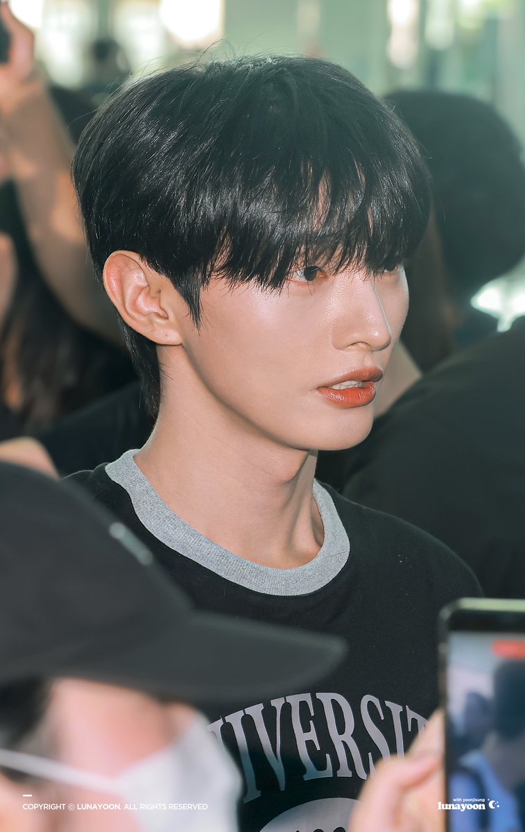 lunayoon_38's tweet photo. [👦🏻] ✈️#윤지성 #YoonJisung https://t.co/g5fuVLD6zJ