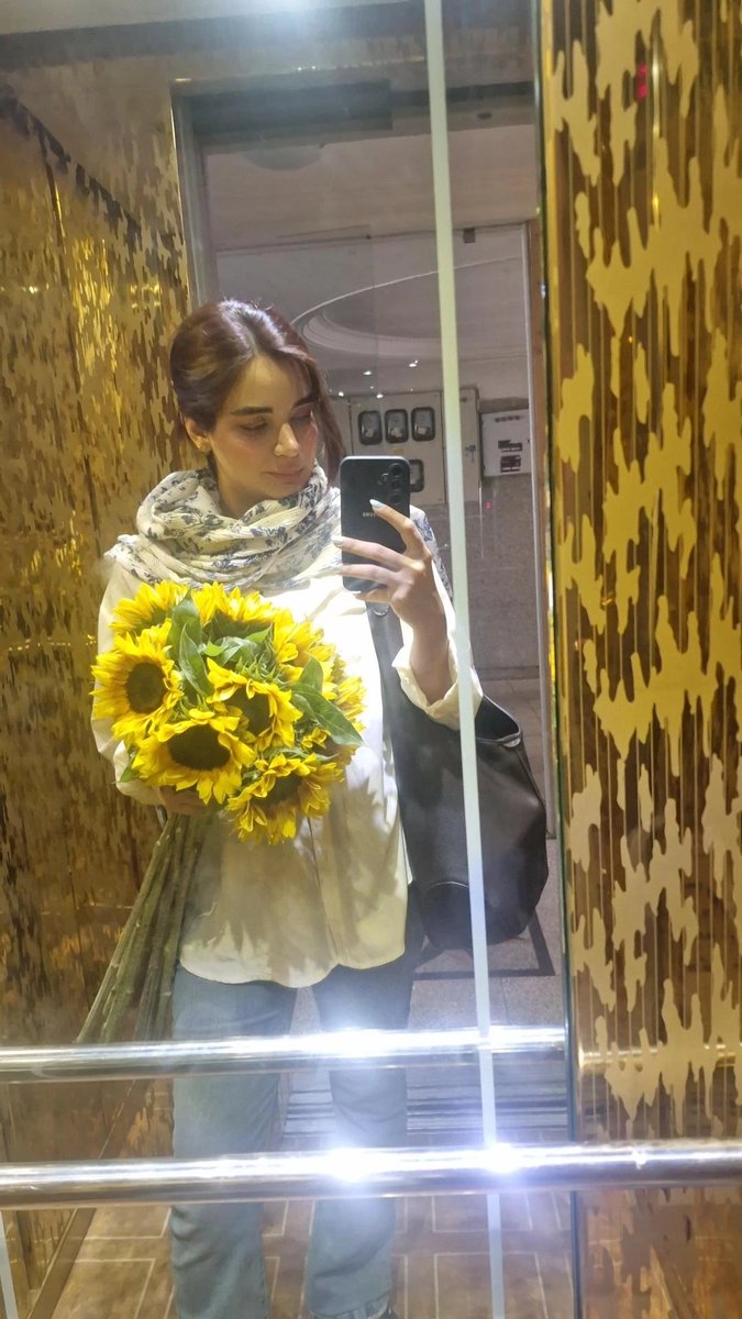 IDKsomerandomBS's tweet photo. یادم نیست دقیقا سر چی ولی یه زمانی بود من  هروقت تنها میشدم گریه میکردم و حتی تو شرکت پشت میزم همینطوری خیره به مانیتور داشتم گریه میکردم ولی این افتابگردونارو ک گرفتم انگار زل زده بودن بهم و اصلا روم نمیشد گریه کنم. برا همین همش با خودم جا به جاشون میکردم ک نذارن گریه کنم https://t.co/uDw8Jg1GrW