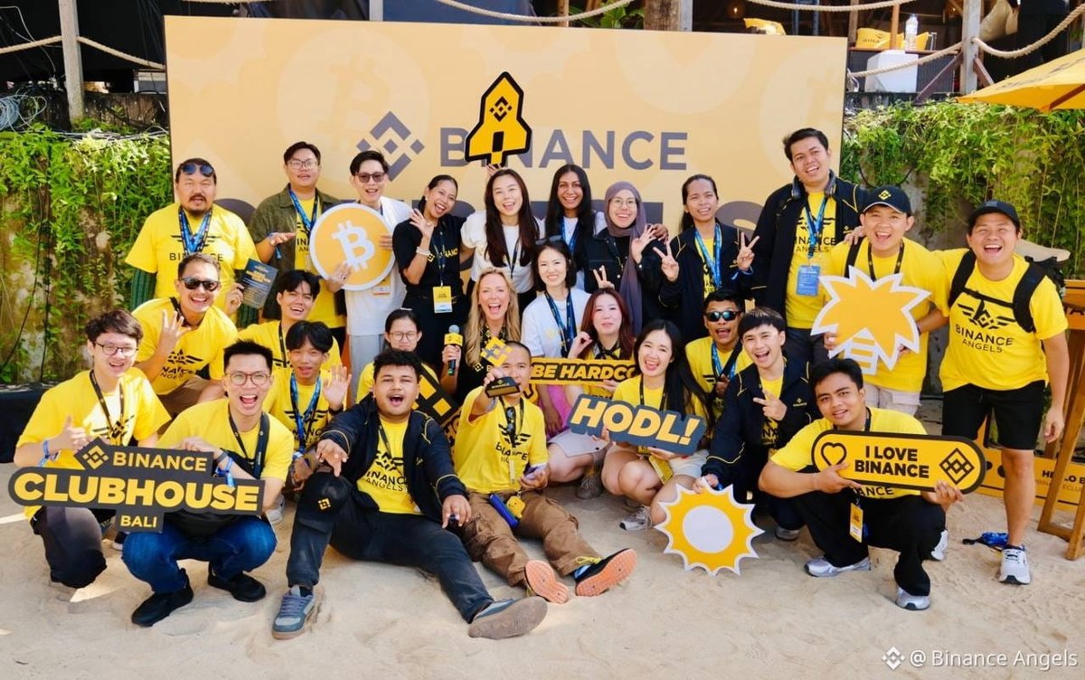 BinanceAngels's tweet photo. 🏡 Meet the team behind the Binance Clubhouse

Last weekend in Bali = teamwork, good vibes, and building together 🌴💛 https://t.co/Z3dtnhmlrn