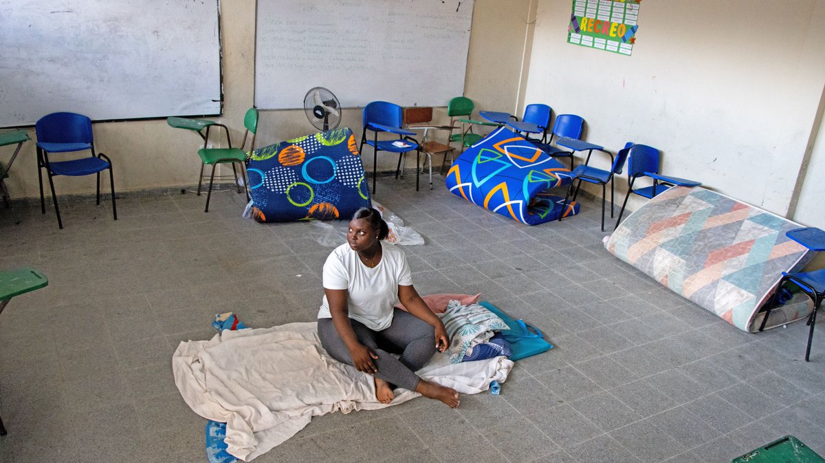 PlanInt_ES's tweet photo. El aula donde Yulieth estudió en el #Chocó es ahora donde duerme. Tras el #terremoto, su casa quedó inhabitable.

Esa escuela la construyó Plan International en 2004. Hoy la organización sigue repartiendo #ayuda alimentaria entre las familias afectadas.

https://t.co/ZGyKsM1mwW https://t.co/503euLSdF3