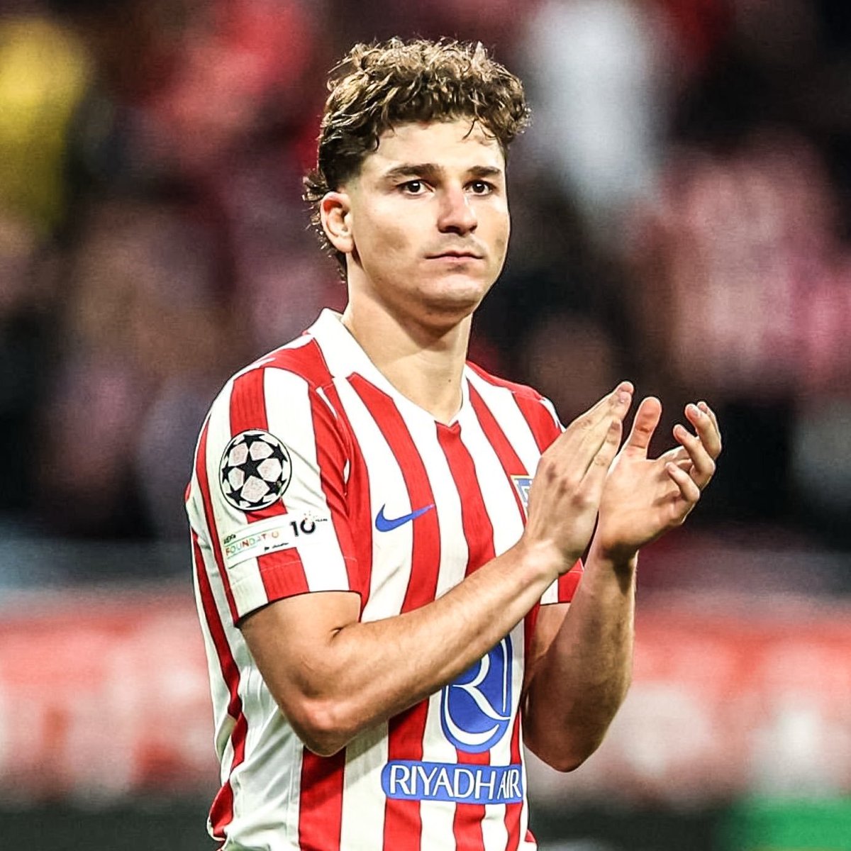 BarcaUpdateHub's tweet photo. "Everyone has lost in the Julián Álvarez saga.

Barça still do not have their priority No.9. Julián is further than ever from his dream move and now has his own fans against him. Atlético have kept their star, but at the cost of creating a huge internal problem. https://t.co/OnqDgHqkwt