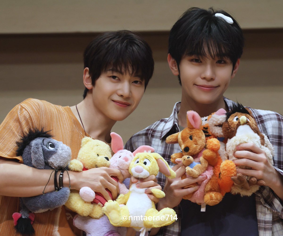 nmtaerae714's tweet photo. 260825 ソニミュ 全員スペシャルパパラッチ会

빵이즈🐿️친구💛💛💛

#김태래 #KIMTAERAE #キムテレ
#SEOKMATTHEW #석매튜 #ソクマシュー #제로베이스원  #ZEROBASEONE #ZB1 https://t.co/F3NuESslrF