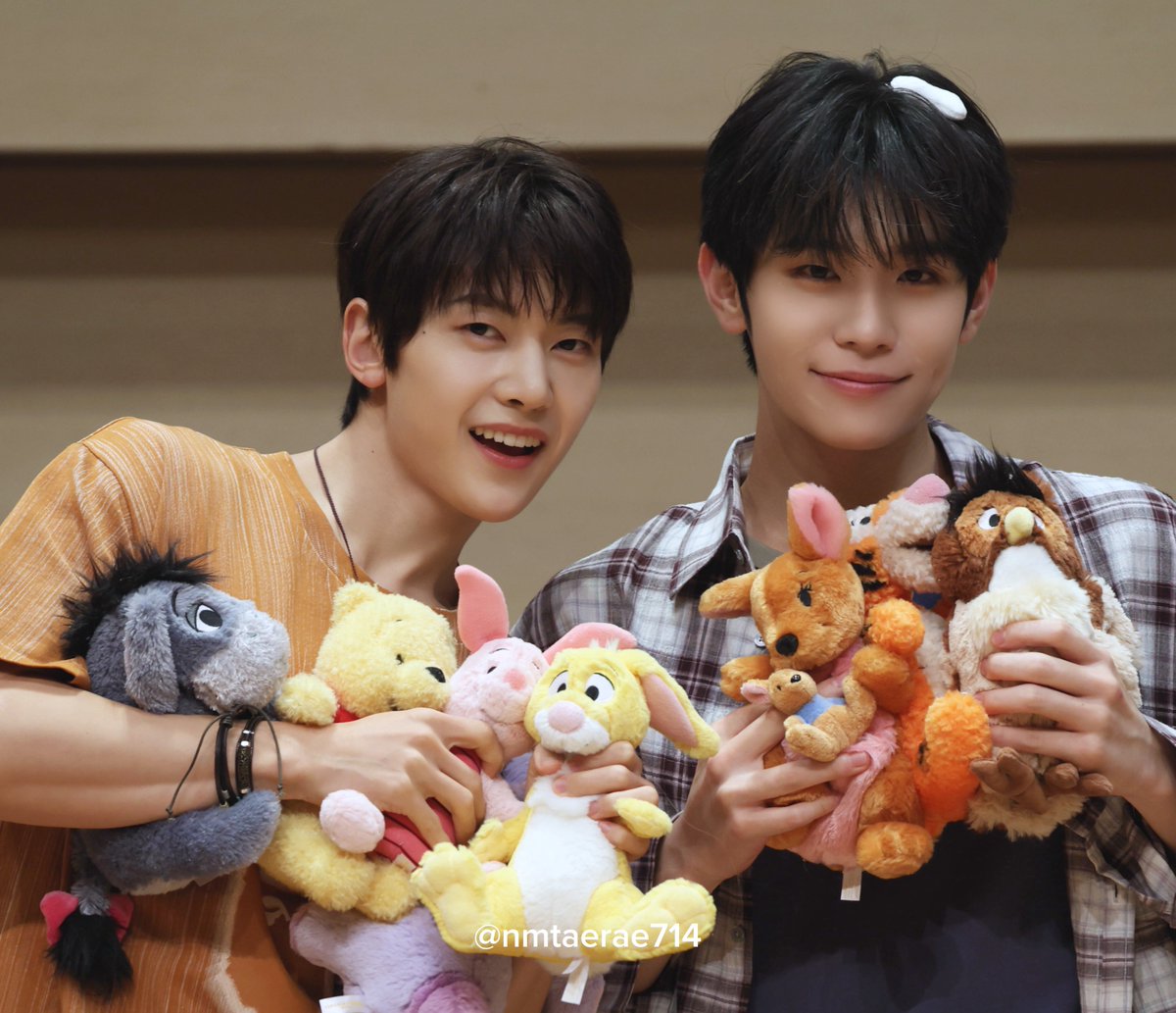 nmtaerae714's tweet photo. 260825 ソニミュ 全員スペシャルパパラッチ会

빵이즈🐿️친구💛💛💛

#김태래 #KIMTAERAE #キムテレ
#SEOKMATTHEW #석매튜 #ソクマシュー #제로베이스원  #ZEROBASEONE #ZB1 https://t.co/F3NuESslrF