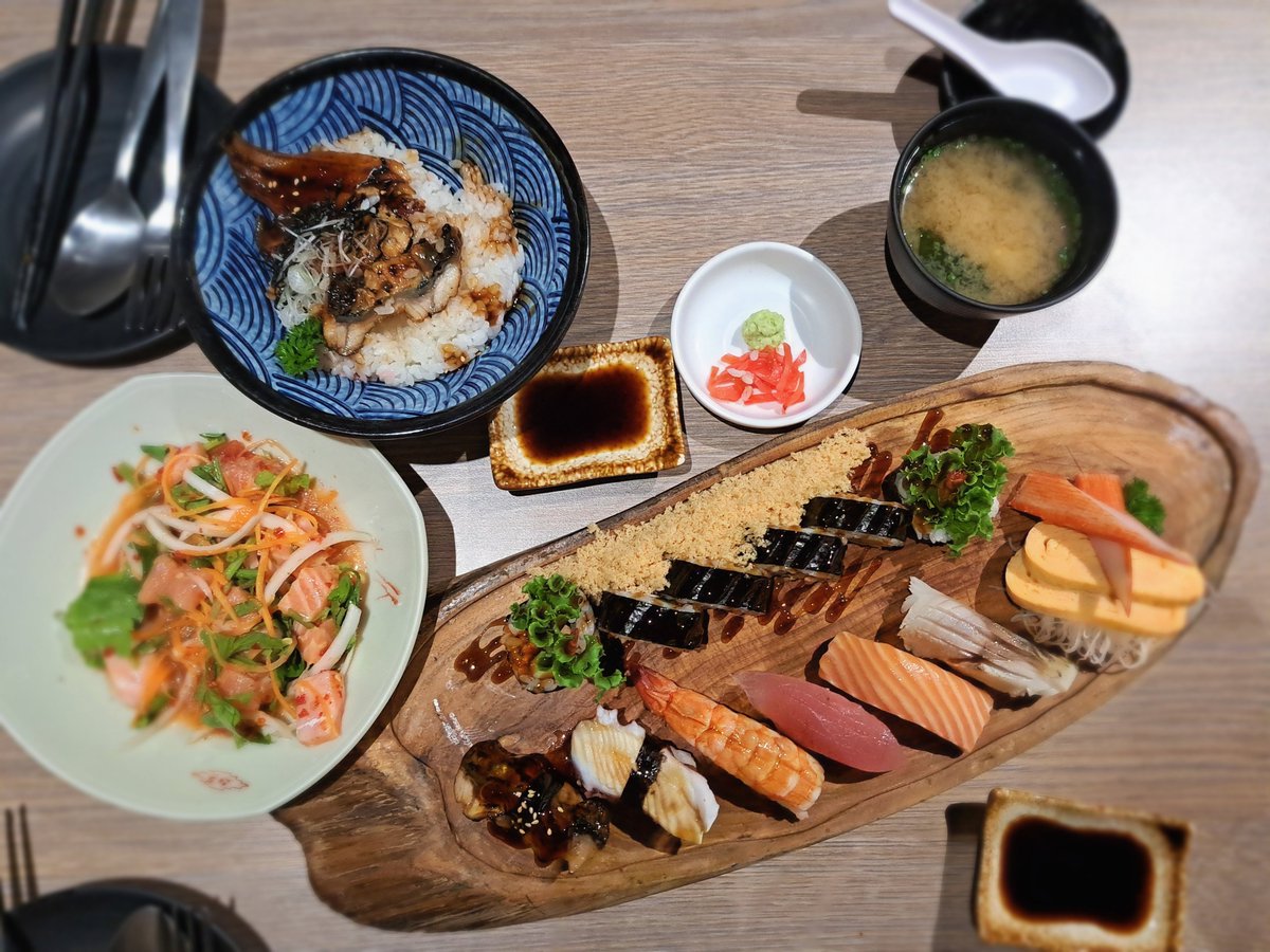 Sunflowerr_1998's tweet photo. มื้ออร่อย มื้อใหญ่🍥🍤🍣🍛🍱 https://t.co/tAArNzgl0M