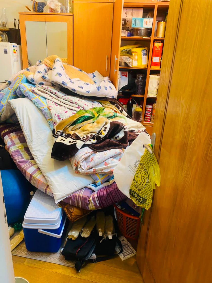 sepehra's tweet photo. صبح دیروز برای دومین بار در چند ماه گذشته ماموران اطلاعات به منزل پدر و مادرم حمله کردند. جستجوها بیش از ۶ ساعت در منزل و محل کار پدرم ادامه داشت. ۸ مرد و یک زن همه جا حتی تا خاک گلدان‌ها و کیسه‌ی برنج را گشتند. از اثاثیه‌ی منزل (تلویزیون و جاروبرقی و جعبه ابزار…) تا طلا، اشیای قیمتی (وسایل ارتباطی و حتی اسباب‌بازی برادرزاده‌ام) و… را در چمدان‌ها و کیف‌های پدرومادرم گذاشتند و بار وانت کردند و به همراه خودروی سواری خانواده بردند. در پاسخ مادرم گفتند که «این‌ها مال حرام است.» و اضافه کرده‌اند «بار اول ادب نشدید...» یعنی «دین خود را عوض نکردید!»
همه‌ی این‌ها به دلیل بهائی بودن!