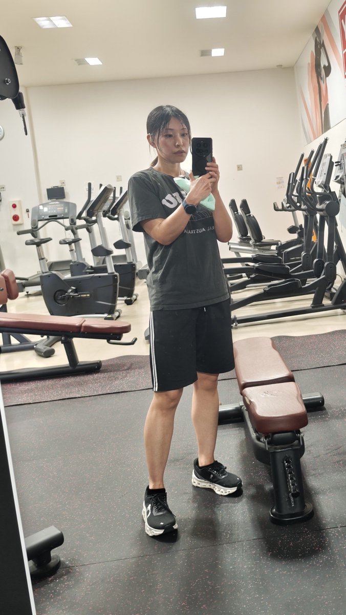 keukintore's tweet photo. ジムで10kmと筋トレ30分💪
空いてたからジムの前身鏡で撮ってみた👕 https://t.co/z33fw9JExd