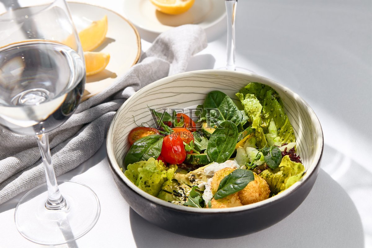 sy_0915's tweet photo. Hoy en mi almuerzo: ensalada fresca de tomate, aguacate y queso, un plato ligero y delicioso para el día. https://t.co/VIhVmxUQ9b