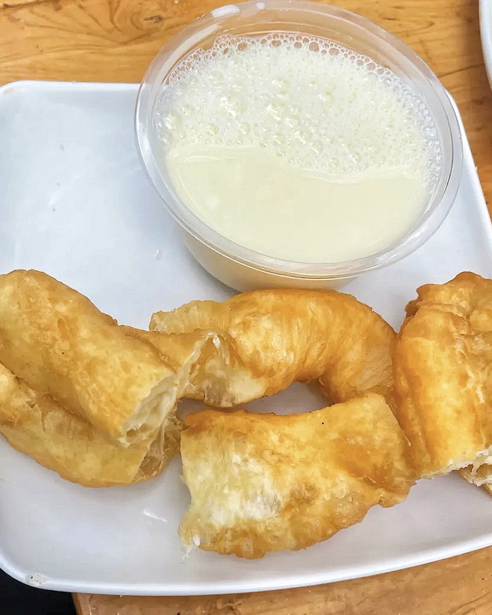 sasosaurus_flex's tweet photo. Craving warm street food at dusk This crispy fried dough stick dipped in sweet soybean milk hits different  Perfect quick bite for the city wanderer! https://t.co/QsqG7DTSsN