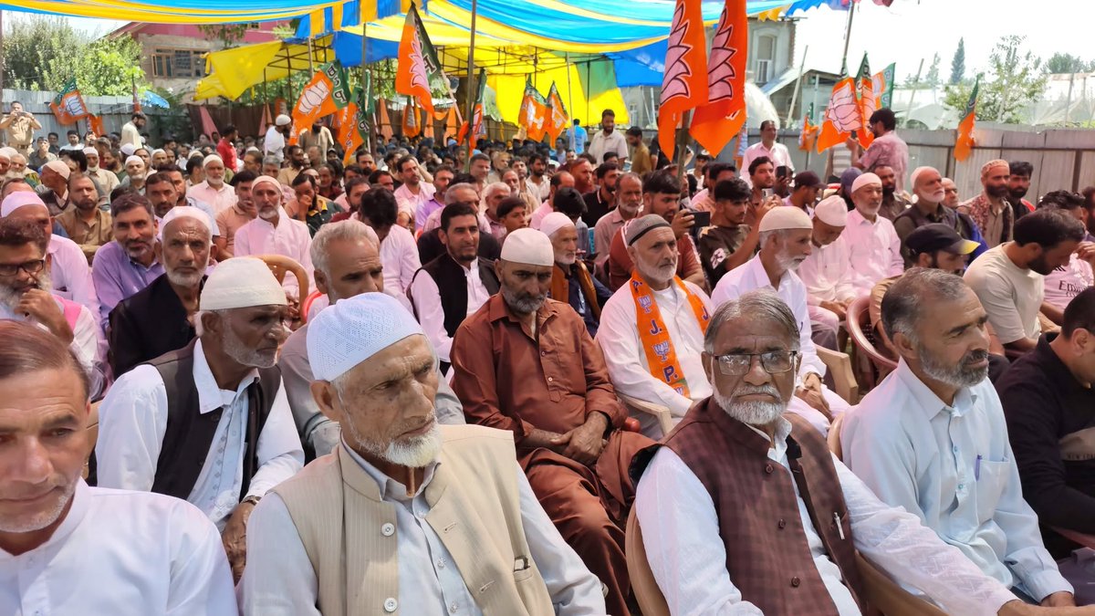 BJP4JnK's tweet photo. J&K BJP General Secretary (Org.) Sh. @AshokKoul59 chaired a Constituency Review Meeting with the constituency team, Booth Presidents and Shakti Kendra team of Rajpora Constituency at Kangan, District Pulwama, Kashmir.

J&K BJP General Secretary, Kisan Morcha, Arshad Bhat, Constituency President Rajpora Junaid Ahmad, and other senior leaders were present on the occasion.