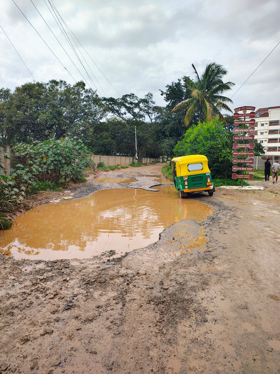 surya_2895's tweet photo. @ArvindLBJP  @BLRMobility  @citizensforblr @MTF_Mobility
@MALimbavali @krishnabgowda @ICCCBengaluru
📍12.904471, 77.720782
Sarjapur - Marathahalli Rd, Mullur, Karnataka 560035 - causing daily risk to commuters, bikers and school vehicles #Bengaluru #RoadSafety #FixOurRoads #BBMP https://t.co/oT3jG1IXTa