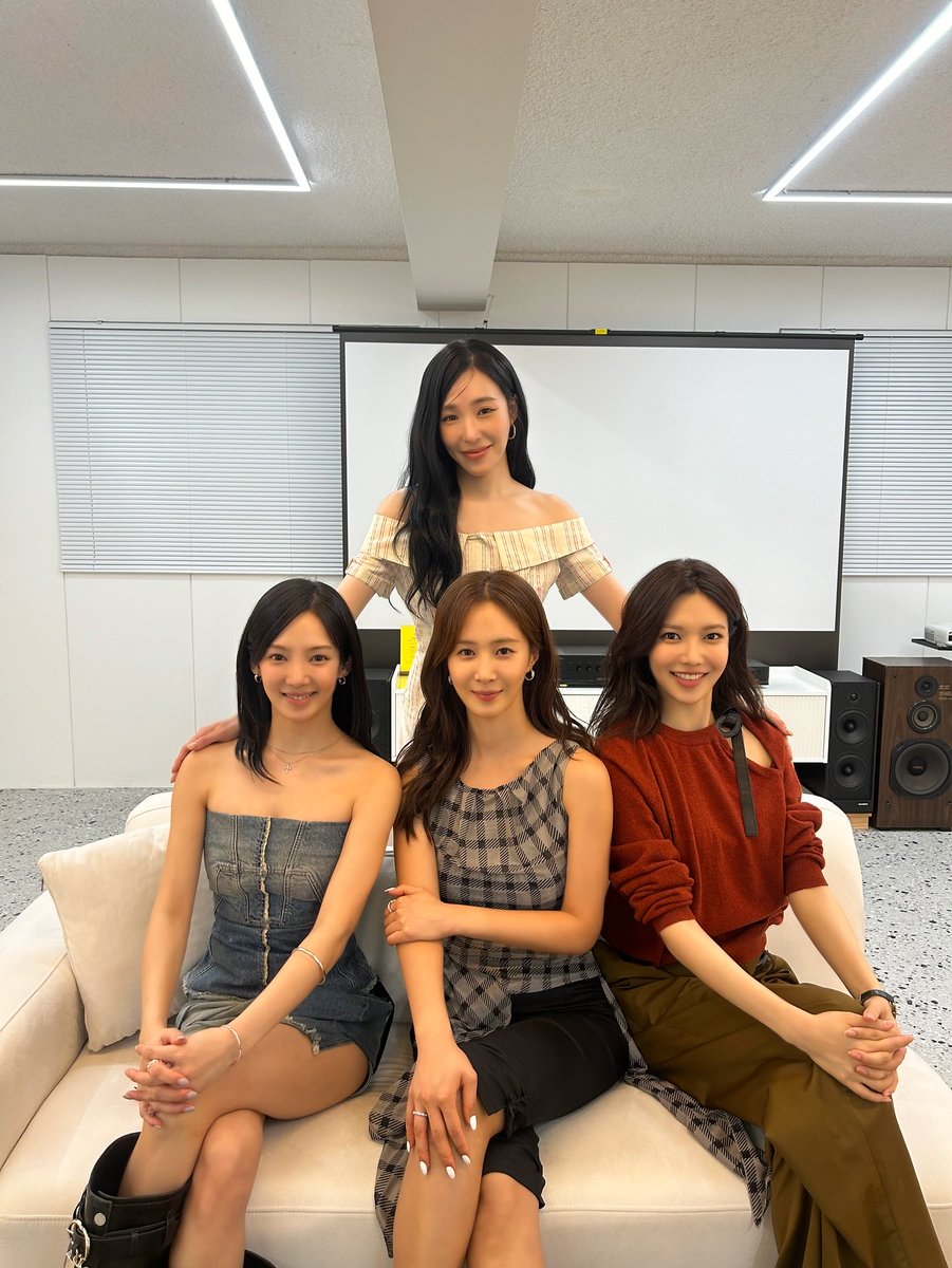 SNSD_0805's tweet photo. 이 짤의 제목을 정해주세요
1. 티은영쌤과 효리수 금쪽이들
2. 마더티리사와 효리수 중생들
3. 안녕하세요! 효리숱입니다
https://t.co/rq6jZqfV4r
https://t.co/VNQRqaa77e https://t.co/95WyMoWakK