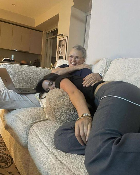 Masculine_Pulse's tweet photo. A woman asked her grandmother:

"How did you stay loyal to one man for 52 years?" 

Her grandmother laughed and said:

"Because I understood one thing about men that most women learn too late." 

Then she explained... https://t.co/acHJ2yNA9H
