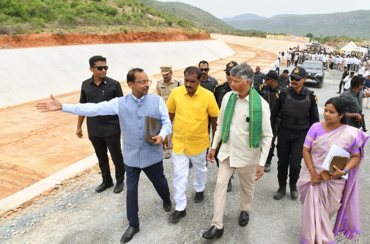 ncbn's tweet photo. వెలిగొండ జలసిరులు – అభివృద్ధికి రెక్కలు

ఎన్నో అవాంతరాలు, అడ్డంకులు, సవాళ్లు, సమస్యలను అధిగమించి భగీరథ ప్రయత్నంతో, గొప్ప సంకల్పంతో వెలిగొండ ఫేజ్‌-1ను పూర్తి చేసి కరువు నేలకు కృష్ణమ్మ జలాలను అందించబోతున్నాం. తీవ్ర కరువు ప్రాంతంగా, అత్యంత వెనుకబాటుతనంతో ఉన్న ఉమ్మడి ప్రకాశం జిల్లా ప్రజల జీవితాలు మార్చేందుకు 30 ఏళ్ల క్రితం తీసుకున్న సంకల్పం నేడు సాకారమైంది. ఉమ్మడి రాష్ట్రంలో నాడు ముఖ్యమంత్రిగా 1996 మార్చి 5న వెలిగొండ ప్రాజెక్టుకు శంకుస్థాపన చేశాను. మూడు దశాబ్దాల తర్వాత అదే ప్రాజెక్టును నా చేతుల మీదుగా ప్రారంభిస్తున్నాను. 10.7 టీఎంసీల నీటిని నల్లమల సాగర్ కు విడుదల చేయబోతున్నాం. ఈ చారిత్రక ఘట్టానికి ఈ నెల 31వ తేదీ మార్కాపురం జిల్లా వేదిక కాబోతోంది. ఫేజ్‌-1తో 1.19 లక్షల ఎకరాలకు... ఫేజ్-2తో 3.283 లక్షల ఎకరాలకు సాగునీరును... అలాగే లక్షలాది మందికి తాగునీటిని అందించి, తరతరాలుగా కరువుతో పోరాడిన ప్రజలకు ఉపశమనం కల్పించడమే మా లక్ష్యం. దుర్భిక్ష ప్రాంతమైన మార్కాపురానికి వెలిగొండ... వెలుగుల దండ అవుతుంది. వెలిగొండ జల విజయంతో కరువు ప్రాంతంలో కృష్ణమ్మకు జలహారతి ఇస్తున్నాం. నెర్రెలు బారిన నేలను కృష్ణా జలాలతో తడపబోతున్నాం. 31వ తేదీ నుంచి మొదలయ్యే వెలిగొండ జలసిరులు... ఈ ప్రాంత అభివృద్ధికి రెక్కలు తొడుగుతాయి. ఈ జలంతోనే జీవం-జీవితం... సాగు–బాగు.

పశ్చిమ ప్రకాశం ప్రజల ఎన్నో ఏళ్ల కల అయిన మార్కాపురం జిల్లాను ఏర్పాటు చేసి ఆ ఆకాంక్షను నెరవేర్చాం. రాయలసీమ, ఉమ్మడి ప్రకాశం జిల్లాలను హార్టికల్చర్ హబ్‌గా చేసేందుకు రూ.1 లక్ష కోట్ల పెట్టుబడులతో త్వరలో పనులు ప్రారంభిస్తున్నాం. నేషనల్ హైవేలు, పోర్టులతో ఈ ప్రాంతానికి లాజిస్టిక్స్ లోటు లేకుండా చేస్తున్నాం. బెంగుళూరు-అమరావతి హైవే, రామాయపట్నం పోర్టులతో వాణిజ్య, పారిశ్రామిక అభివృద్ధికి కొత్త ద్వారాలు తెరుస్తున్నాం. ప్రతి ఇంటికీ కుళాయి కనెక్షన్ ద్వారా స్వచ్ఛమైన తాగునీరు ఇచ్చి పశ్చిమ ప్రకాశం ప్రాంతాన్ని పట్టిపీడిస్తున్న ఫ్లోరైడ్ సమస్యకు శాశ్వత పరిష్కారం చూపిస్తాం. ప్రజల జీవితాలు మార్చాలి, వెనుకబాటును దూరం చేయాలనే గట్టి పట్టుదలతో శ్రీశైలం మల్లన్న నుంచి మార్కాపురం చెన్నకేశవుని చెంతకు కృష్ణమ్మను తీసుకువస్తున్నాం.

ప్రతి రైతు పొలానికి నీరు... ప్రతి యువకుడికి ఉపాధి... ప్రతి కుటుంబానికి భరోసా... ఇదే ‘సీబీఎన్ అనే నేను’ సంకల్పం. ప్రతి పౌరుడూ అనే నేను స్ఫూర్తితో పనిచేసి వ్యక్తిగత విజయాలు సాధిస్తూ జాతి నిర్మాణంలో భాగస్వాములు కావాలని పిలుపునిస్తున్నాను.
#VeligondaProject