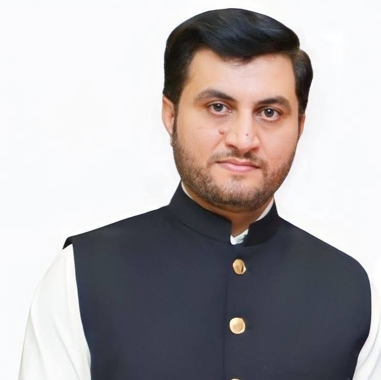 hTanveerAwan's tweet photo. یہ صاحب ملک عدیل اقبال اعوان ہیں، جو ہری پور سے پی ٹی آئی کے رکن اسمبلی اور وزیراعلیٰ کے مشیر ہیں ۔ آیت نور 16 روز تک لاپتہ رہی۔ ان 16  دنوں میں انہوں نے ہری پور کے درجن بھر علاقوں کا دورہ کیا ہے  ۔مگر محض دو قدم کے فاصلے پر  آیت نور کے غمزدہ والد کے آنسو پونچھنے اور ان کی داد رسی کرنے کے لیے چند لمحے نہ نکال سکے۔

 ادھر پولیس روایتی غفلت اور مجرمانہ سست روی کا مظاہرہ کرتے ہوئے تفتیش کو التوا کا شکار کرتی رہی۔ ایسے میں کیا عوامی  نمائندے اور حکومتی مشیر کا یہ آئینی اور اخلاقی فرض نہیں بنتا تھا کہ وہ خود جائے وقوعہ پر پہنچتے، غریب کے سر پر ہاتھ رکھتے اور پولیس کے اعلیٰ حکام کو جنجھوڑ کر اب تک کی کارکردگی کا حساب مانگتے؟

حقیقت پسندی سے دیکھا جائے تو یہ وہ سیاسی چہرے ہیں جو شاید کونسلر کی نشست جیتنے کی سکت بھی نہیں رکھتے تھے، اگر ان کے پیچھے عمران خان کا نام اور بیانیہ موجود نہ ہوتا۔ عوام نے خان کے نظریے اور نام پر اعتماد کرتے ہوئے انہیں ووٹوں کی امانت سونپی اور ایوانِ اقتدار تک پہنچا دیا۔ 

اب جب یہ عمران خان کے نام پر اقتدار کی کرسی حاصل کر ہی چکے ہیں، تو کیا ان ووٹرز اور غریب شہریوں کو یوں ہی لاوارث اور بے آسرا چھوڑ دیا جائے گا؟ اقتدار کے نشے میں چور ایسا سرد اور لاتعلق رویہ کیا ان عوامی نمائندوں کو زیب دیتا ہے جنہوں نے غریبوں کے ووٹوں کی سیڑھی چڑھ کر یہ مقام پایا ہے؟

#JusticeForAyatNoor