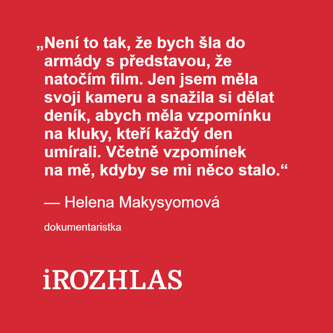 iROZHLAScz's tweet photo. Neptej se mě, jestli jsem zabíjela. Tak se jmenuje dokument, ve kterém ukrajinská režisérka a velitelka Helena Makysyomová zachycuje každodenní život vojáků na frontě.

„Mámě říkám, že jen pracuji s nějakými papíry,“ přiznává v rozhovoru. https://t.co/x5gkuIIREM https://t.co/3vwSmRk87v
