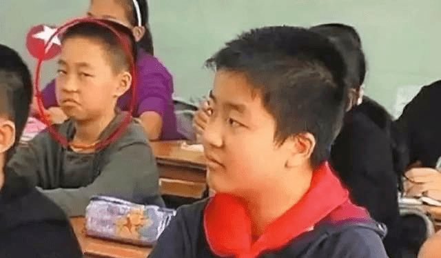 DuMu_originaL's tweet photo. 火爆全网的“五道杠少年”入职饿了么。

2011年，一张照片让两个孩子同时红遍全国。

图一的黄艺博，红领巾、五道杠、正襟危坐。媒体称他两三岁开始看《新闻联播》，7岁坚持读《人民日报》《环球时报》《参考消息》，小小年纪便关心天下大事，言谈举止像个“小干部”。

后面的同学没有头衔，也没有发言，只是斜眼看了他一下，便被全网封为“不屑弟”。

十几年后，黄艺博通过了武汉大学自主招生测试，却未能达到最终录取条件，后来进入民办的武汉学院读英语专业。据传，他毕业后进入饿了么武汉团队，从事企业团委、群团党��类工作——不是公务员，没有编制，只是一名普通上班族。

而那个“不屑弟”，有一个极具戏剧性的结局：先考入华科或华农，后来又去了美国哈佛大学读书。