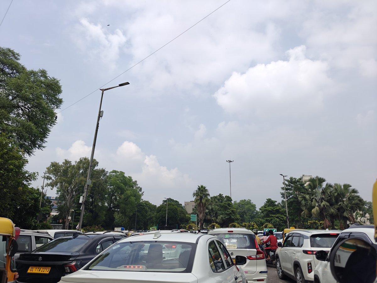 mayankreports's tweet photo. Entire Mandi House is choked and further choking the Feroze Shah Road and all other roads near the roundabout. Kuch kriye janab. @dtptraffic https://t.co/mZbX3tDY35