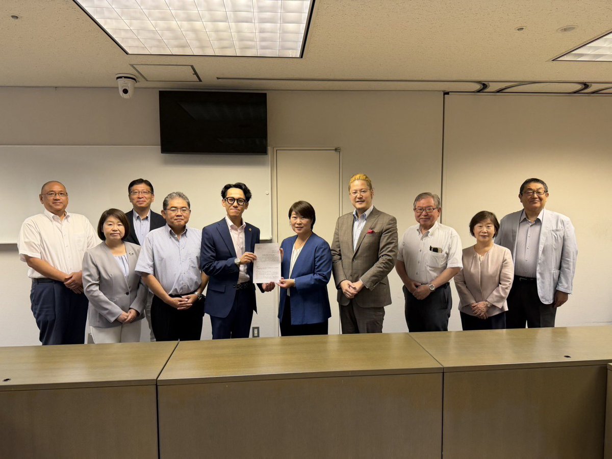 hagiwara_sumida's tweet photo. 区議会公明党との政策予算要望を行いました。
要望事項は、①民泊、②犯罪被害者条例の制定、③行政不服審査会委員に特定行政書士の登用。
以前から犯罪被害者支援について力強い後押をしていただいています。
平成19年、昨年と議会質問でも取り上げてくださいました。 https://t.co/Ab74pNc3WD