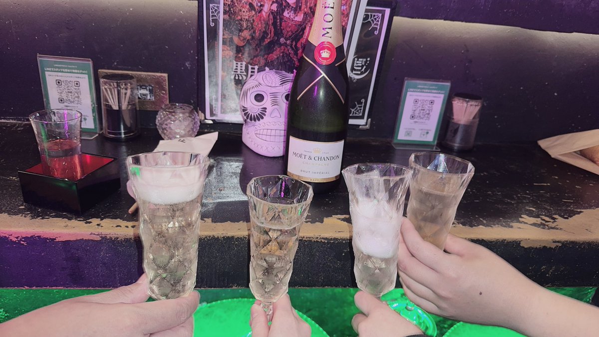 nounai_furikake's tweet photo. 8/23柏黒月ありがとう🌙
なかなか遠くて会えないけど海の家以来のチェキも渡せて、会えて嬉し！！🙌🏻
カラオケの選曲がいつも通り独特だった😂
そしてやっと出たモエ！！🍾✴︎ .。
高尾の日本酒もみんなで乾杯した🍶´-
甘すっきりで夏にピッタリ日本酒だった🍶´-

本日も黒月🌙19:00~23:00 https://t.co/0VOQWy1MTn