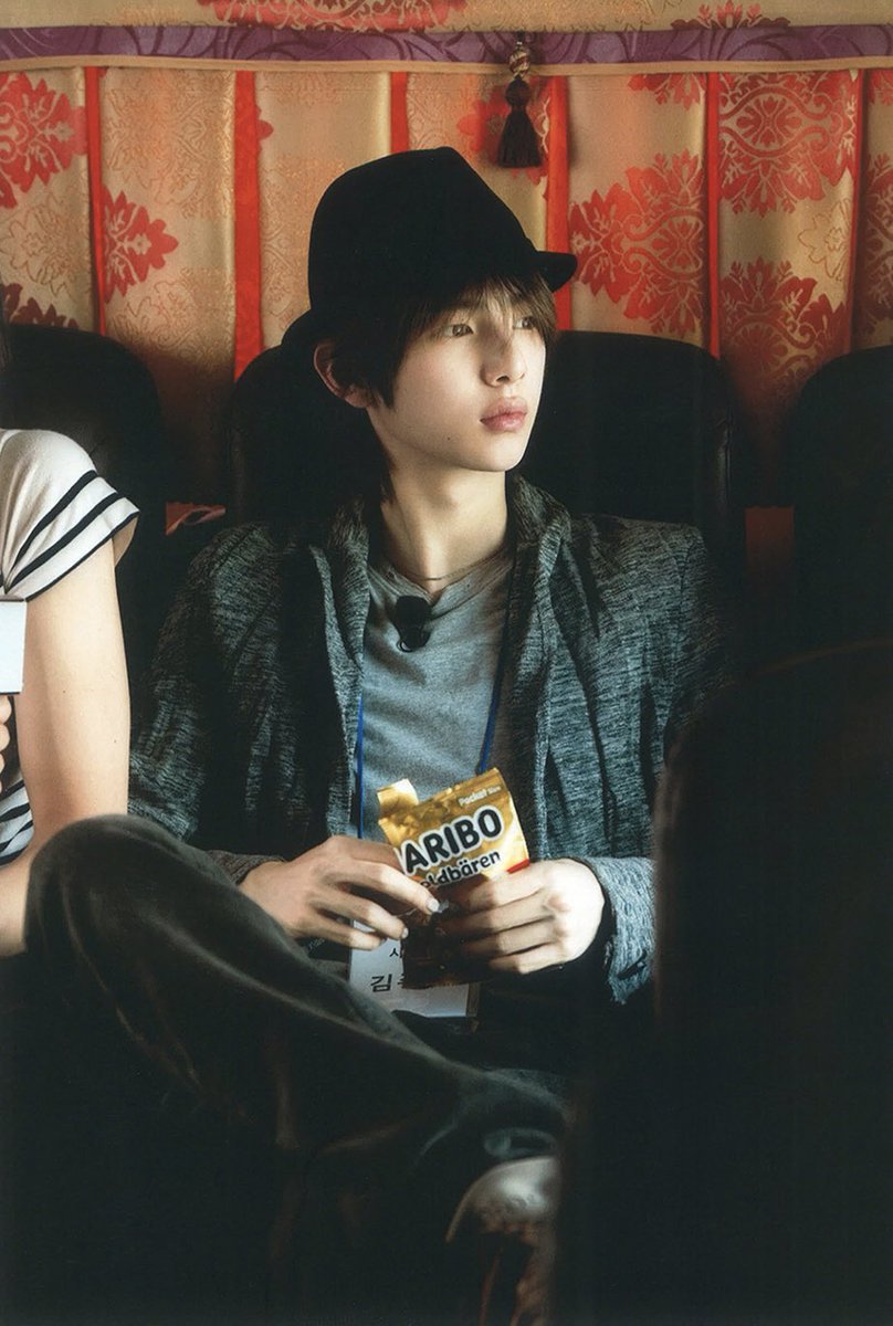 jwhaneul's tweet photo. ชอบรูปนี้แสนเท่เลย แต่กินฮาริโบ5555555555 https://t.co/q3BHPn2teL