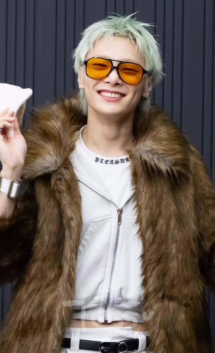 daesxie's tweet photo. omggg MAKNAE ON TOP outfit in the big 2026🤣🤣☝🏻😎😎😎 https://t.co/SpYVY61JWr
