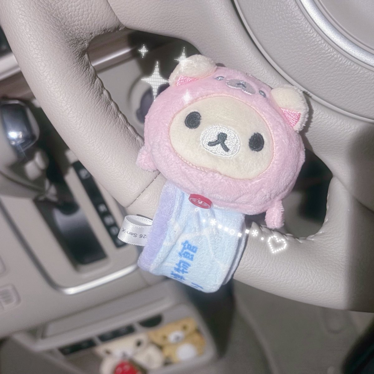 ichigo_manatee's tweet photo. こんばんは🌙* :ﾟ

最近いただいたコリちゃんがぴったりハンドルに収まったので見てください！
とてもカワイイᴗ ⩊ ᴗ 🙏🏻💕

今日もお待ちしてます✧︎*。
#アニカラマナティ #アニソンバー #アニソンカラオケ酒場マナティ https://t.co/FvDqGL58eS