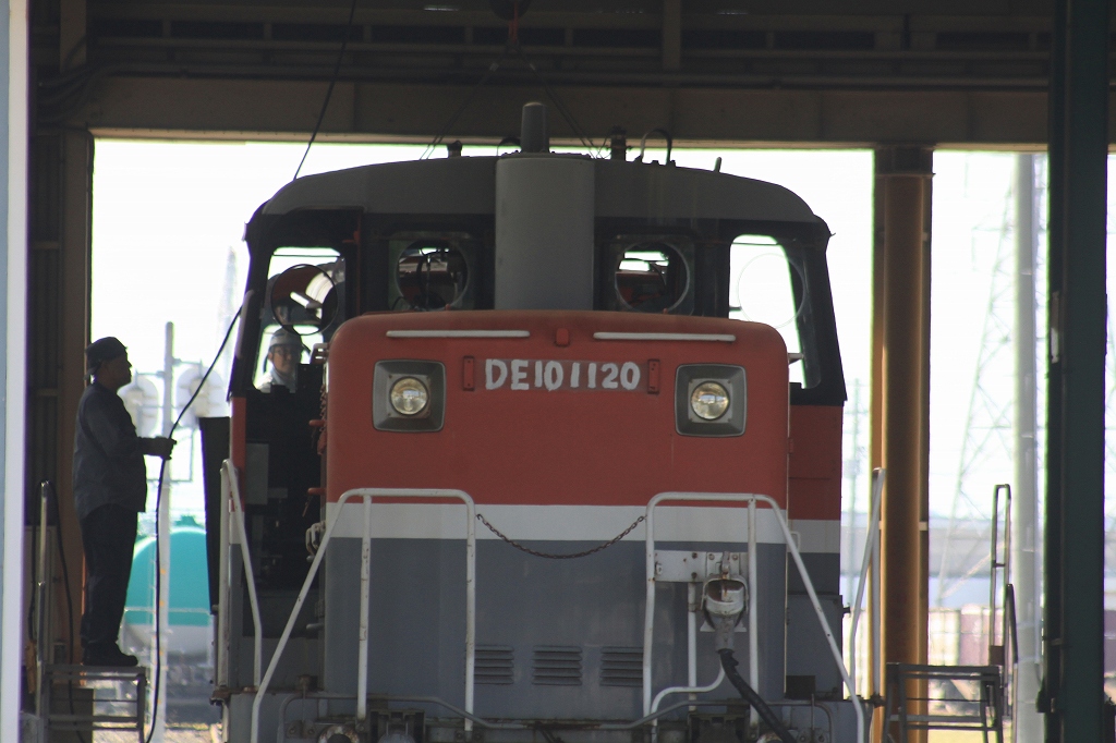 sentetsuED75103's tweet photo. 2026.08.25
仙台臨海鉄道仙台港駅
駅裏手にいるDE10-1120がなぜかいないと見てみると機関区内に姿が。
しかしよく見てみるとボンネットを外して旋回窓も全て外されている…
単なる部品取りなのかそれとも…
3枚目は先週のお姿。 https://t.co/4F689J5hXa