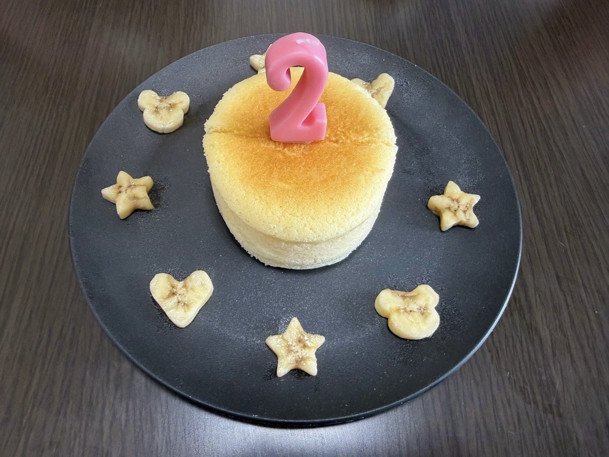 kana_wizard's tweet photo. HAPPY 2 years BIRTHDAY‼︎
ケーキはコージーコーナーのチーズスフレを端っこ切ってなんちゃってホールケーキ
蝋燭代わりにシガール
周りはクッキーの型でくり抜いたバナナ
86.5cm、13kg
とっても大きくなりました https://t.co/BrsEP3z9CE