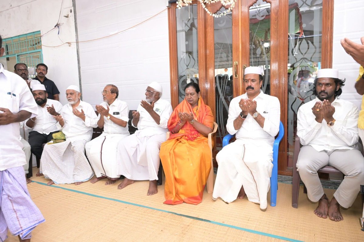 PremallathaDmdk's tweet photo. எல்லா மதமும் நம்மதம்! 🙏

நமது தேமுதிக நிறுவனத் தலைவர், பத்மபூஷன் கேப்டன் விஜயகாந்த் அவர்கள், அனைத்து மதங்களையும் நேசித்து, அனைவரையும் சகோதர சகோதரிகளாக அரவணைத்தவர்.

கேப்டன் அவர்களின் பிறந்தநாளை முன்னிட்டு, இன்று விருதாச்சலத்தில் அனைத்து மத சகோதர, சகோதரிகளையும் நேரில் சந்தித்து, அவர்களுடன் கேப்டன் பிறந்தநாள் திருவிழாவை சிறப்பாகக் கொண்டாடி வருகிறோம்.

மதங்களைக் கடந்து மனிதநேயத்தை முன்னிறுத்திய கேப்டன் அவர்களின் வழியில், ஒற்றுமையுடனும் அன்புடனும் அனைவரும் இணைந்து பயணிப்போம்.

கேப்டன் பிறந்தநாள் திருவிழா – மனிதநேயத்தின் திருவிழா! 

#CaptainVijayakanth #DMDK #CaptainBirthday #எல்லாமதமும்சம்மதம் #கேப்டன்பிறந்தநாள்