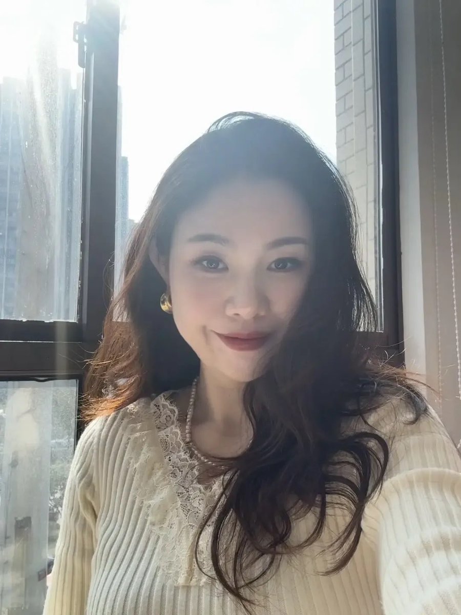 Meiguiyan's tweet photo. 81年的我，45岁。
我想用笑容鼓励每一位朋友，不管你的生活目前有多么的糟糕，遇到了什么样的低谷期，都别忘了带上笑容，要爱自己，让自己自信，不论别人怎么说，你都要做一个有勇气、坚强、独立的人，加油亲爱的朋友们！ https://t.co/p1B3YsdXPc