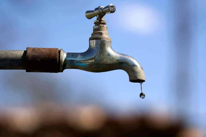 KayaNews's tweet photo. Several Johannesburg suburbs are facing poor water pressure to no water following a power failure at Rand Water’s Eikenhof pump station.

Joburg Water says pumping was restored yesterday, but the system is still not operating at full capacity, with storage levels in the Deep South systems dropping to critically low levels.

Affected areas include Randburg, Roodepoort, Crown Gardens and parts of Brixton, Hursthill and Crosby.

#KayaNews #JoburgWater SM