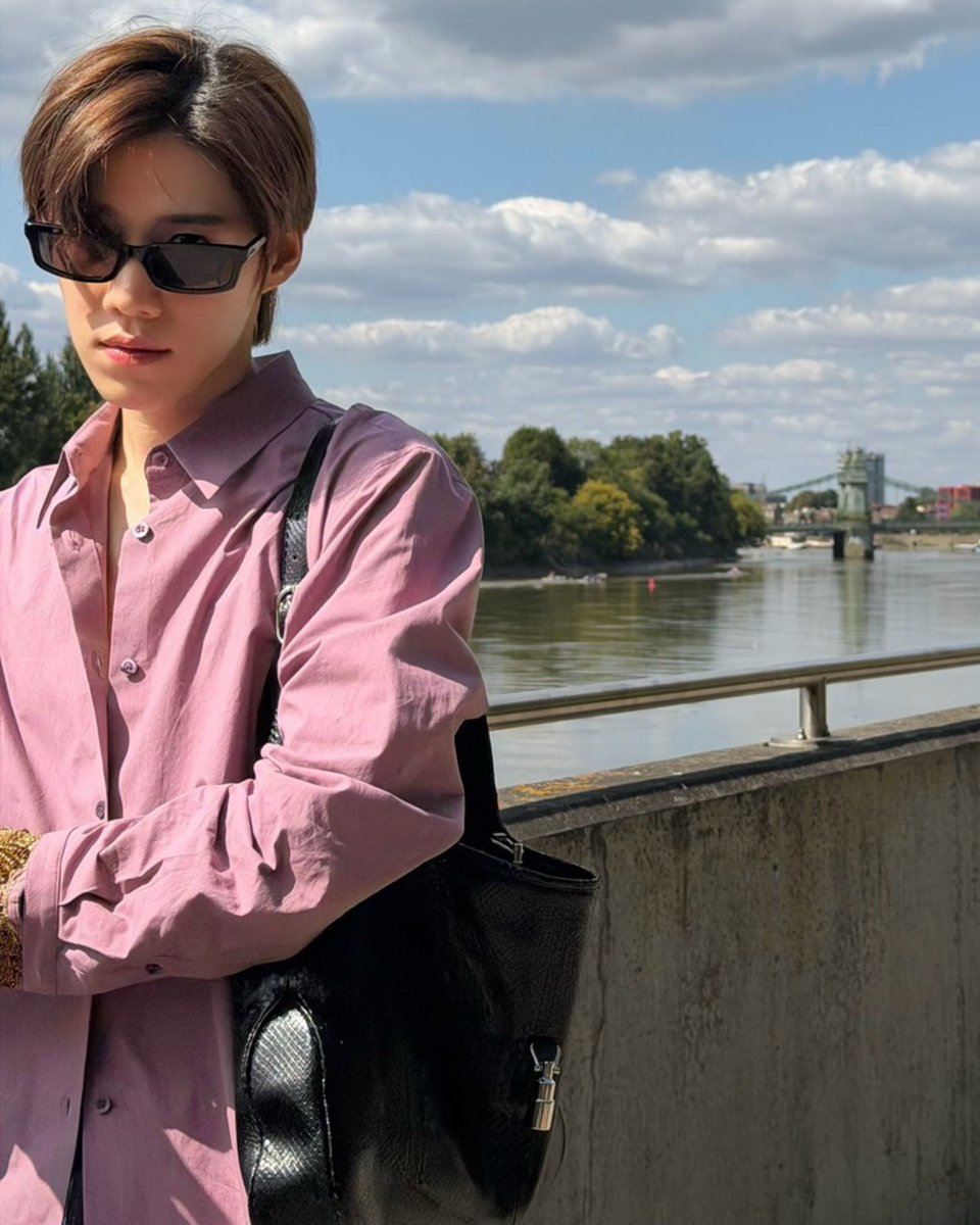 LOfficielThai's tweet photo. #FashionDecoding ลุคสบายๆ ของ พีพี กฤษฏ์ ที่ผสานความเรียบเท่เข้ากับความหรูหรา ผ่านเสื้อสีม่วงอมชมพูดีเทลแขนระบาย แมตช์กับกางเกงยีนส์สีน้ำเงิน พร้อมกระเป๋า Jackie 1961 Large Python และ Men’s Thong จาก #Gucci เติมความหรูแบบ effortless ให้ลุคได้อย่างลงตัว
#LOfficielThailand
#PPKritt https://t.co/Lnpl0BE9WE