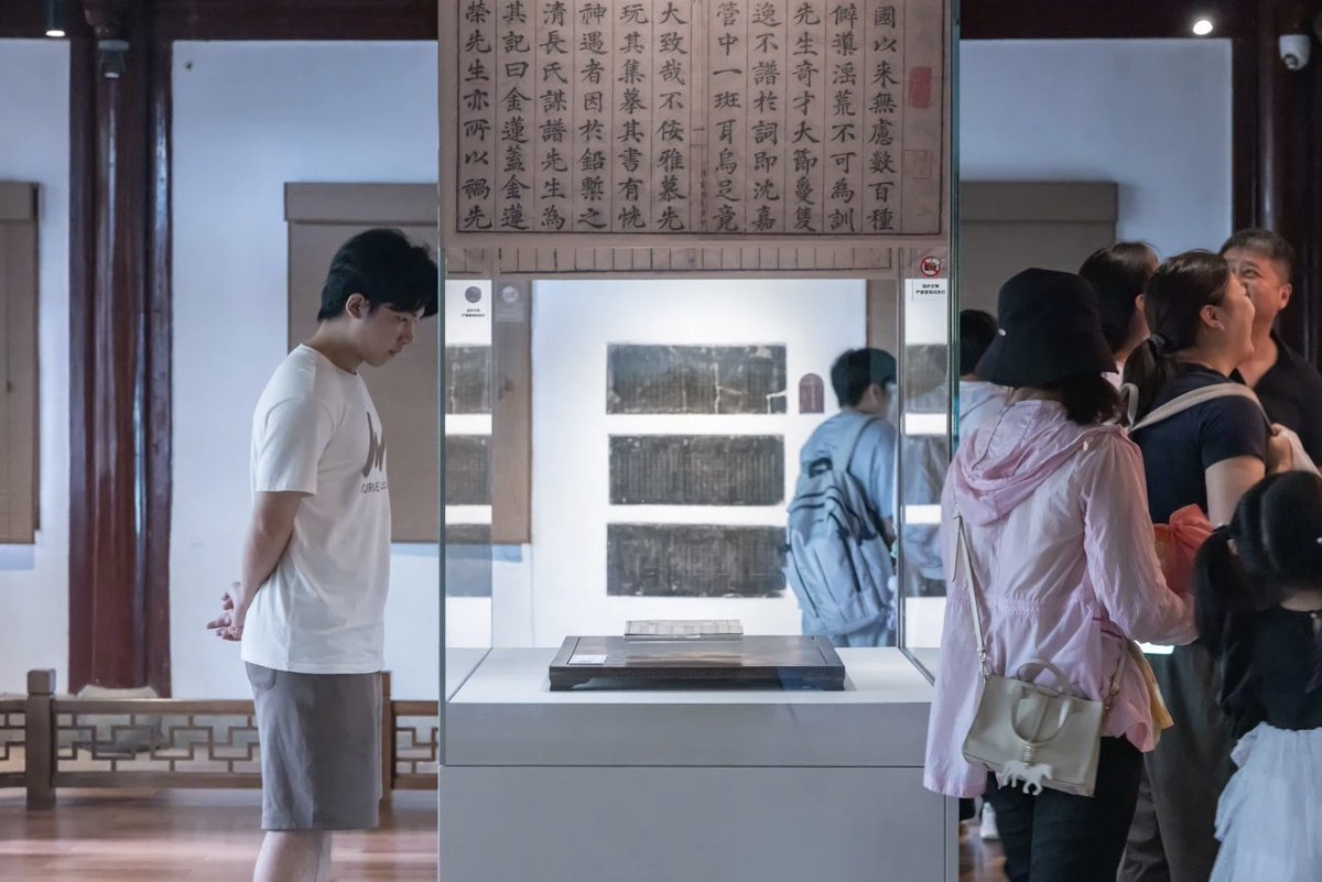 TianyigeM's tweet photo. 🎭A rare Ming opera script about Su Dongpo's life, now on display at Tianyige Museum. Only two copies exist worldwide, and Tianyige Museum has the complete one!
#TianyigeMuseum #SuDongpo #ChineseOpera https://t.co/Hqz2Bc5OF7