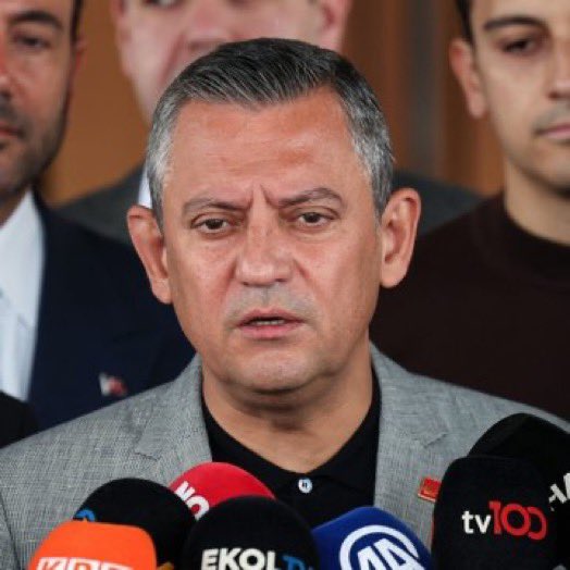 sokakkedisitv's tweet photo. 🗣️Özgür Özel: (AİHM'in Osman Kavala kararı hk.)

"Kavala üç kez beraat etti ama Erdoğan'ın zihninde beraat etmediği için bırakmadılar.

Bu kadar kötülük bir insana yapılmaz. Karara uyulmalı, derhal bırakılmalı." https://t.co/DCrFTFn8R9