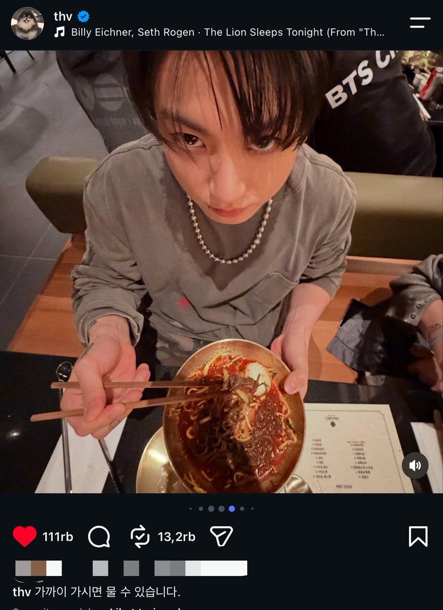 JUNG9795_'s tweet photo. MAU NANGIS CAPTIONNYA LUCU BGT TAEHYUNG 😭🤏🏻 

pict pertama: 
🐯: “kalau yang ini…”
🐯: “kalo deket-deket bisa digigit” 

jungkook dimata taehyung beneran se adik tuh pasti, nyimup semua 😭💗 https://t.co/IURSh3O22f