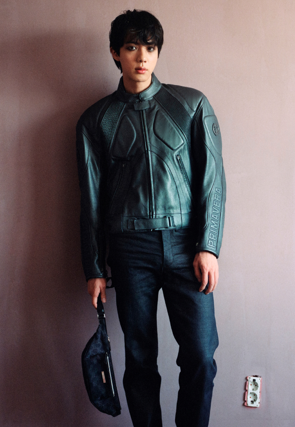 AboutMusicYT's tweet photo. Jin in a new photo for Gucci Primavera. https://t.co/a8hPZ36Q2N