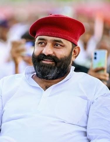 abhinav_blogger's tweet photo. सामान्य वर्ग के बड़े बड़े सांसदों और विधायकों से बढ़िया काम ये दो लोग कर रहे है।

इन्हें अकेला मत छोड़िये।

जैसे SC/ST अपना नेता चुनते है, अब आपको भी वैसा ही जातिवादी बनना चाहिये।

यह ऐतिहासिक आंदोलन है। 🔥✅

#StopMisuseOfSCSTAct https://t.co/o0Rqmst0xd
