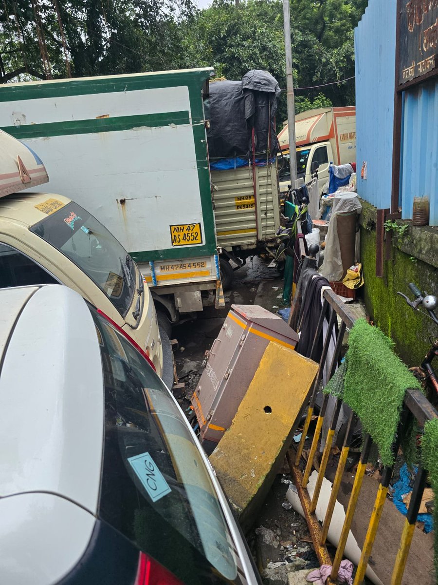 HiteshChandra26's tweet photo. @mybmcWardN @yash419 @mahesh2607 @gorikrishna @damavh @mybmc NSS road se LBS jane ke liye bacche , ladies , badhe bujurg kisi ke liye chalne ke liye koi footpath nahi hai @mybmc @mybmcWardN @MTPHereToHelp https://t.co/vv82eLThka