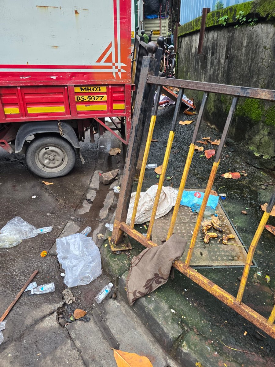 HiteshChandra26's tweet photo. @mybmcWardN @yash419 @mahesh2607 @gorikrishna @damavh @mybmc NSS road se LBS jane ke liye bacche , ladies , badhe bujurg kisi ke liye chalne ke liye koi footpath nahi hai @mybmc @mybmcWardN @MTPHereToHelp https://t.co/vv82eLThka