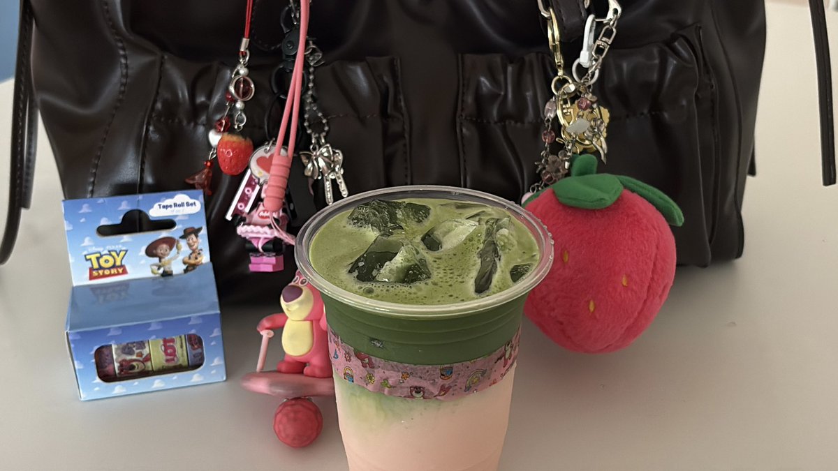 rhui30's tweet photo. 🍓🍵🌟 https://t.co/rHgCjvfGwk