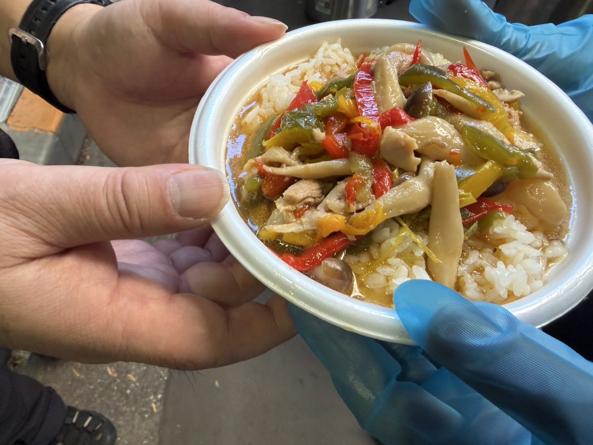 ShinjukuSokai's tweet photo. 本日の炊き出しはパプリカチキンバター醤油煮丼。
カラフルな夏野菜チキンをパワーに変える。
完全失業者数178万人。
11か月連続増加で記録更新中の大失業時代をスタミナバカ旨炊き出しで乗り越える。
生きる事、諦めない。来週もよろしく。 https://t.co/1sQaMh4uOw